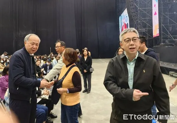 ▲萬海慈善基金會董事長陳柏廷(右)在現場接待貴賓。（圖／記者張佩芬攝）