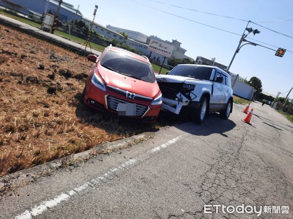 ▲▼苗栗縣苑裡鎮新復里農田重劃區發生2輛休旅車路口碰撞車禍，紅色休旅車被撞入田、駕駛受傷送醫。（圖／記者蔡文淵翻攝）