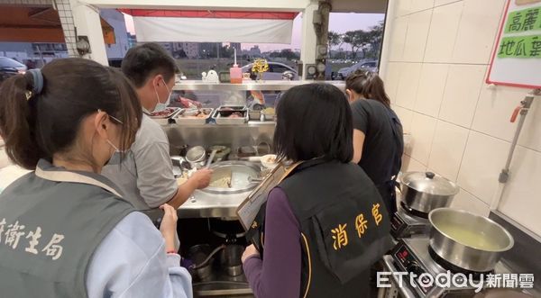 ▲為確保消費者食安，黃偉哲市長指示衛生局及消保官盡速辦理食安查核，了解業者的衛生環境狀況，讓市民與來台南觀光的遊客，都能安心享用平民美食。（圖／記者林東良翻攝，下同）