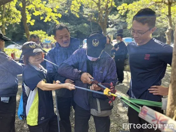 ▲台南市義消永華中隊選定雙流國家森林遊樂區，辦理「義消山難訓練」，除加強義消基本體技能外，亦提升義消人員體能及災害搶救技能。（圖／記者林東良翻攝，下同）