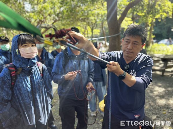 ▲台南市義消永華中隊選定雙流國家森林遊樂區，辦理「義消山難訓練」，除加強義消基本體技能外，亦提升義消人員體能及災害搶救技能。（圖／記者林東良翻攝，下同）