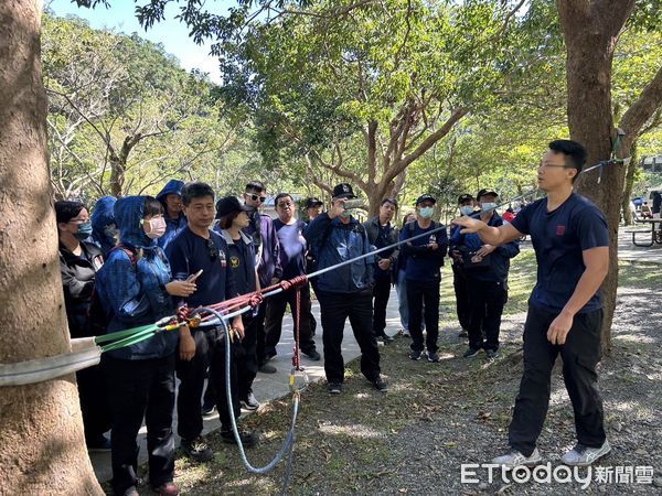 ▲台南市義消永華中隊選定雙流國家森林遊樂區，辦理「義消山難訓練」，除加強義消基本體技能外，亦提升義消人員體能及災害搶救技能。（圖／記者林東良翻攝，下同）