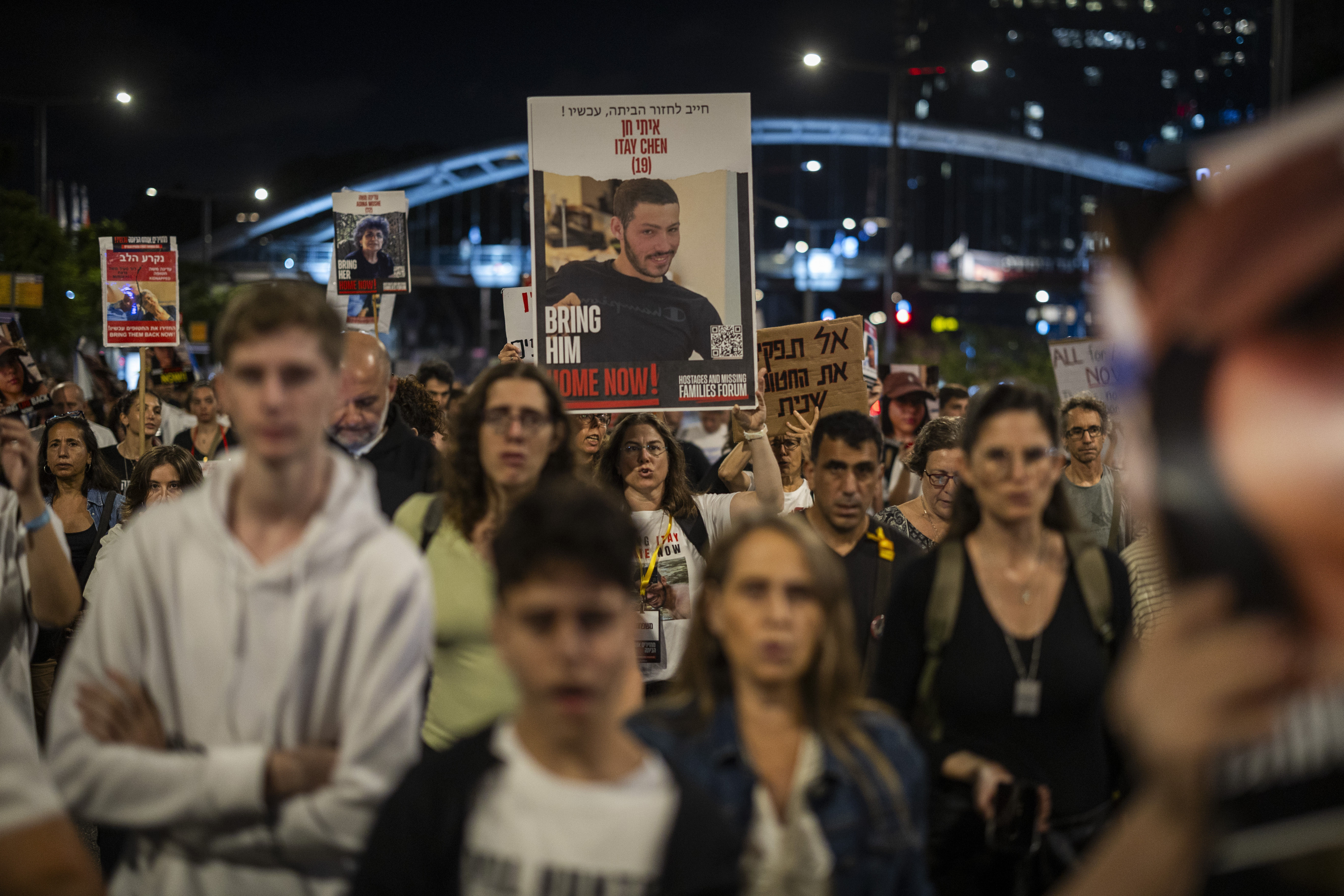 ▲▼以色列人18日在特拉維夫遊行時，呼籲政府立即專注在釋放人質的談判。（圖／達志影像／美聯社）