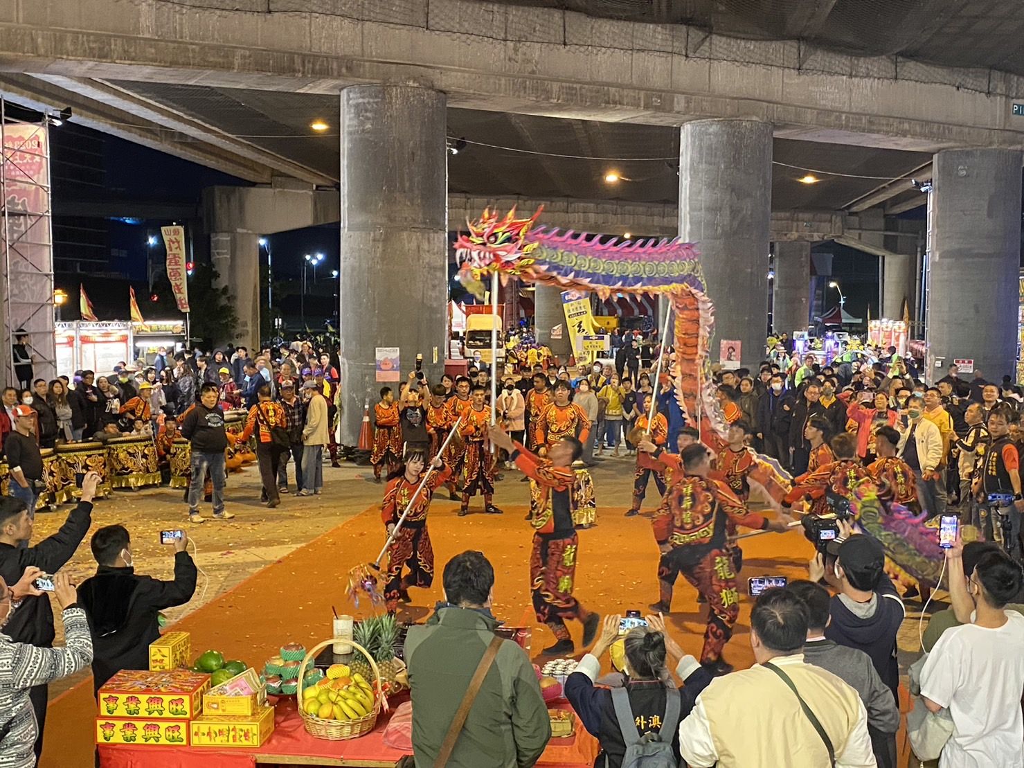 ▲新北玄天上帝文化祭慶典 副市長朱惕之參拜祈福。（圖／新北市民政局提供）