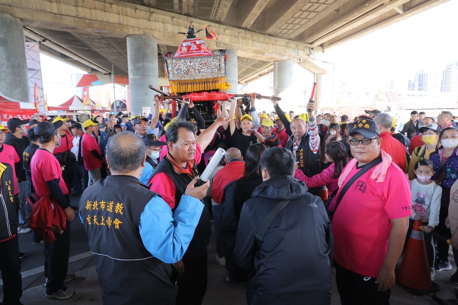 ▲新北玄天上帝文化祭慶典 副市長朱惕之參拜祈福。（圖／新北市民政局提供）