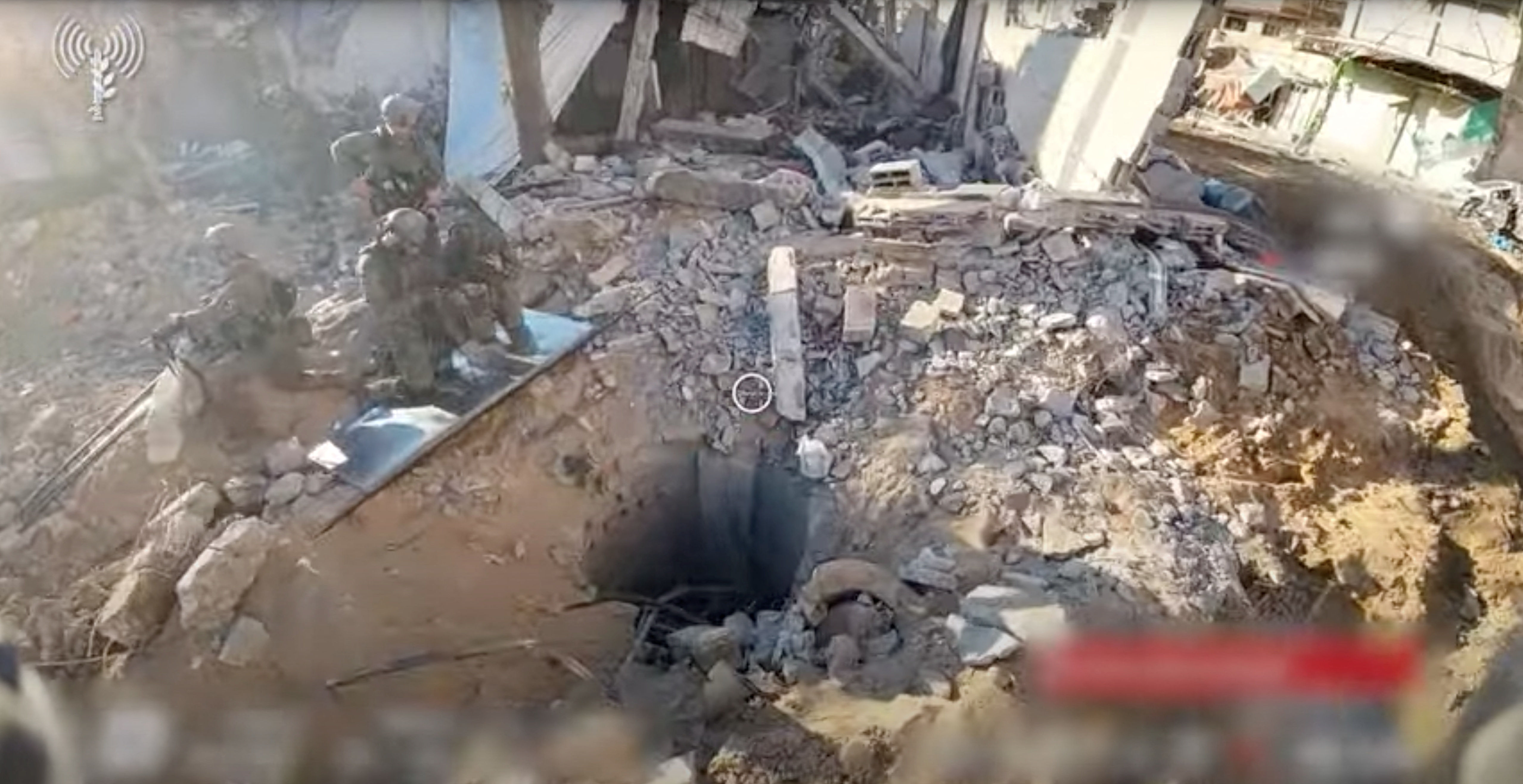 ▲以軍在希法醫院（Al-Shifa Hospital）發現一個地下通道開口。（圖／路透）
