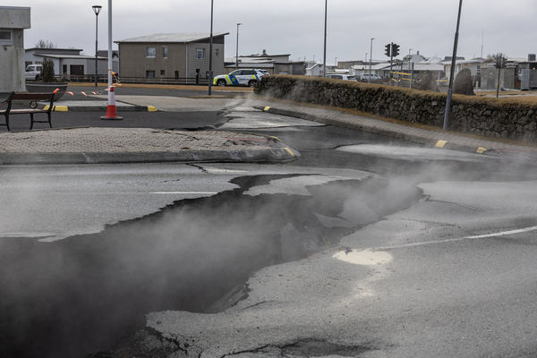 ▲▼冰島西南部雷克雅內斯半島（Reykjanes peninsula）地震活動頻繁可能將火山爆發，漁村格林達維克（Grindavik）路面震裂後被迫撤離。（圖／路透）