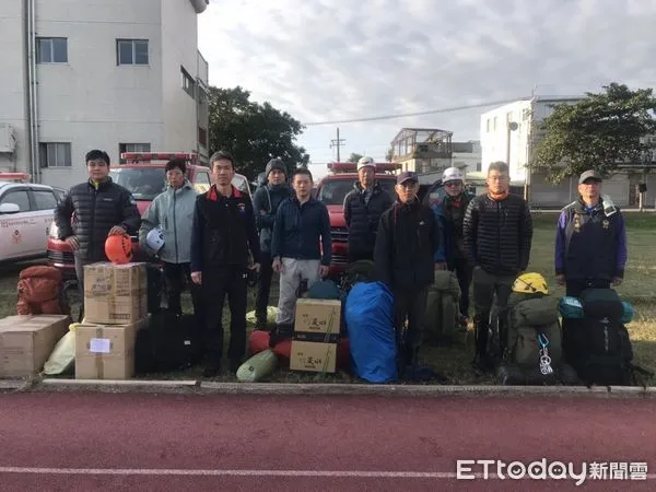 ▲▼花蓮消防局再度集結9名搜救人員，搭乘空勤總隊直升機前往山區擴大搜尋。（花蓮消防局提供，下同）