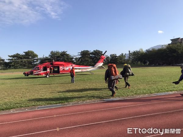 ▲▼花蓮消防局再度集結9名搜救人員，搭乘空勤總隊直升機前往山區擴大搜尋。（花蓮消防局提供，下同）