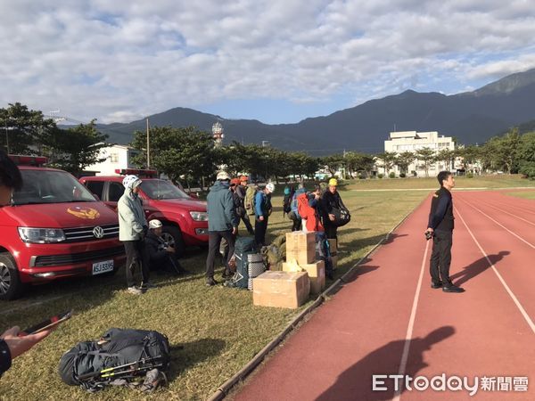 ▲▼花蓮消防局再度集結9名搜救人員，搭乘空勤總隊直升機前往山區擴大搜尋。（花蓮消防局提供，下同）