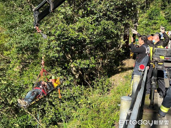 ▲周男騎機車跑北宜，疑似恍神摔入20公尺山谷內。（圖／記者陸運陞翻攝）