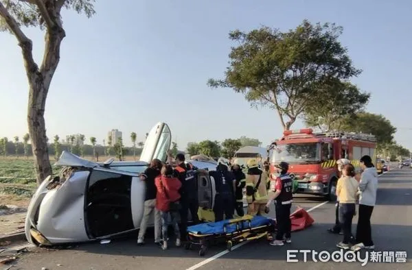 ▲高雄市一輛車輛自撞路樹，車上有一家3口，其中還包含一名孕婦跟3歲男童             。（圖／記者吳世龍翻攝）