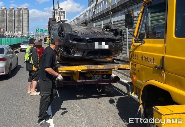 ▲謝男駕駛BMW超車不慎擦撞小貨車翻覆。（圖／記者陸運陞翻攝）