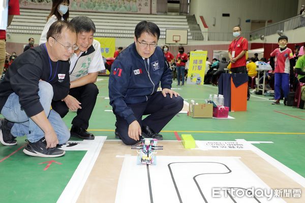 ▲「台南市AI機器人創意暨全國賽」19日在中山國中盛大展開，邀請市長黃偉哲致詞，親自體驗「救難英雄」、「精準打擊」、「智慧城市」等項目，為參賽學生加油打氣。（圖／記者林東良翻攝，下同）