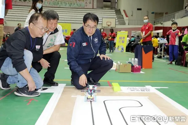 ▲「台南市AI機器人創意暨全國賽」19日在中山國中盛大展開，邀請市長黃偉哲致詞，親自體驗「救難英雄」、「精準打擊」、「智慧城市」等項目，為參賽學生加油打氣。（圖／記者林東良翻攝，下同）