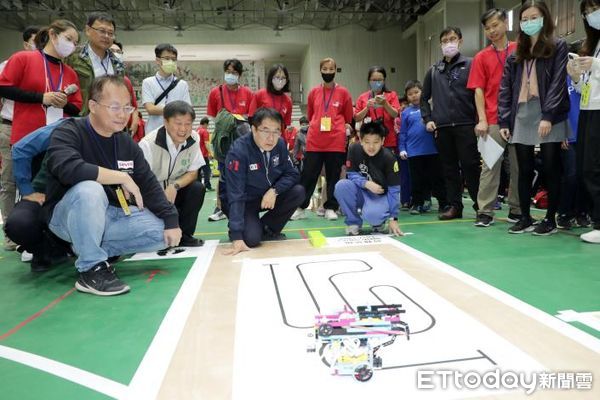 ▲「台南市AI機器人創意暨全國賽」19日在中山國中盛大展開，邀請市長黃偉哲致詞，親自體驗「救難英雄」、「精準打擊」、「智慧城市」等項目，為參賽學生加油打氣。（圖／記者林東良翻攝，下同）