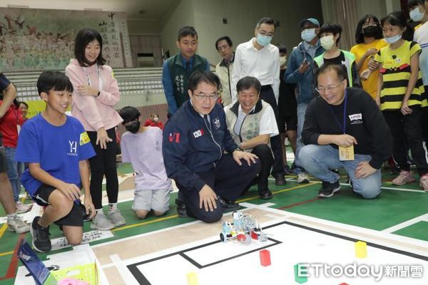 ▲「台南市AI機器人創意暨全國賽」19日在中山國中盛大展開，邀請市長黃偉哲致詞，親自體驗「救難英雄」、「精準打擊」、「智慧城市」等項目，為參賽學生加油打氣。（圖／記者林東良翻攝，下同）