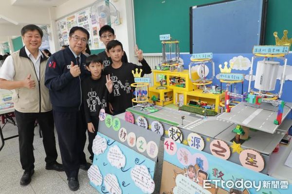 ▲「台南市AI機器人創意暨全國賽」19日在中山國中盛大展開，邀請市長黃偉哲致詞，親自體驗「救難英雄」、「精準打擊」、「智慧城市」等項目，為參賽學生加油打氣。（圖／記者林東良翻攝，下同）