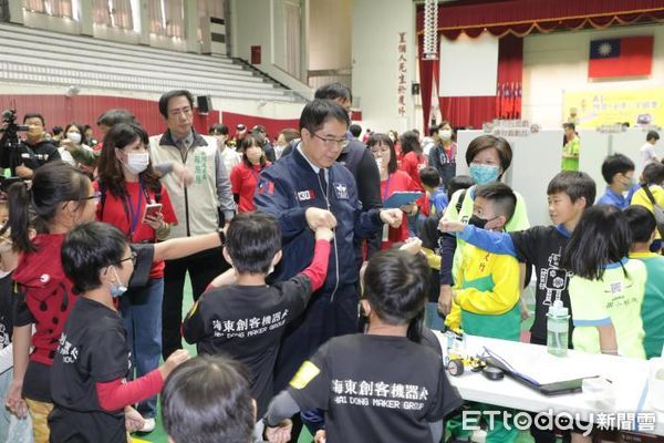 ▲「台南市AI機器人創意暨全國賽」19日在中山國中盛大展開，邀請市長黃偉哲致詞，親自體驗「救難英雄」、「精準打擊」、「智慧城市」等項目，為參賽學生加油打氣。（圖／記者林東良翻攝，下同）