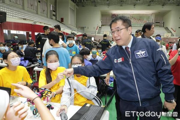 ▲「台南市AI機器人創意暨全國賽」19日在中山國中盛大展開，邀請市長黃偉哲致詞，親自體驗「救難英雄」、「精準打擊」、「智慧城市」等項目，為參賽學生加油打氣。（圖／記者林東良翻攝，下同）