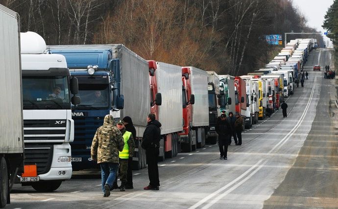 ▲波蘭卡車司機抗議，造成逾3000輛卡車回堵。（圖／翻攝X「@pravda_eng」）