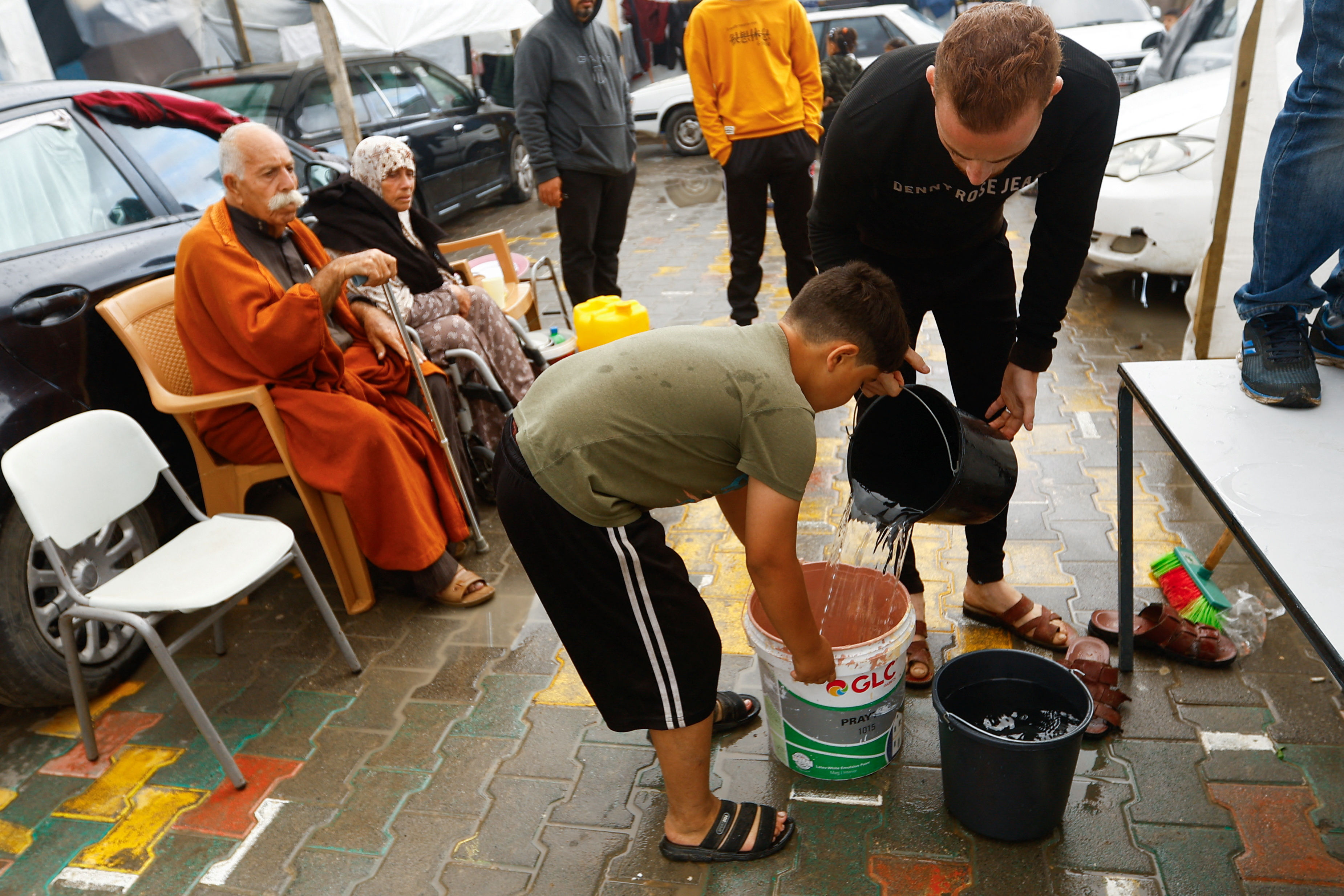 ▲▼ 加薩南部汗尼尤斯（Khan Younis），巴勒斯坦難民住在帳篷哩，乾淨水源不足。（圖／路透）