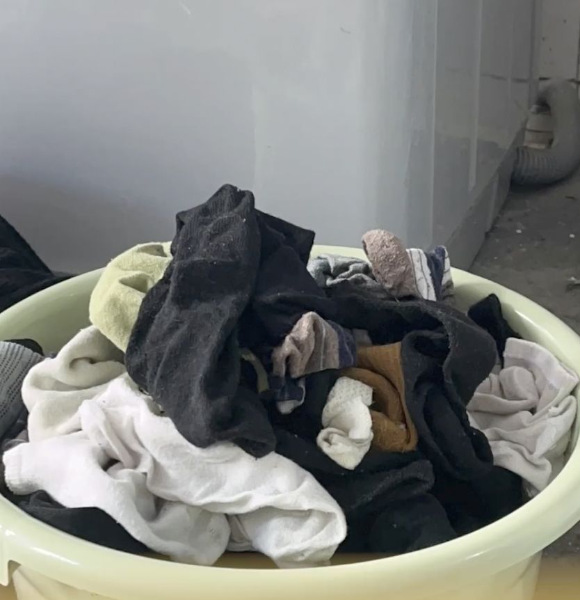 ▲▼ 公共洗衣機洗半桶襪子！被「貼牆上警告」　女學生：感覺很炸裂 。（圖／翻攝自秒拍）