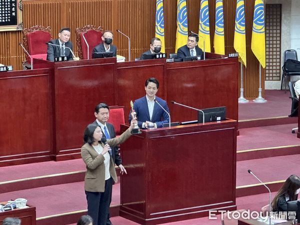 ▲▼台北市議員何孟樺送台北市長蔣萬安「金嘴獎」獎盃。（圖／記者袁茵攝）