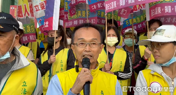 ▲有「地表最強里長」稱號的前台南龍崎區牛埔里長陳永和，以無黨籍參選台南市第六選區立法委員，他由妻子、女兒、親家及數十名支持者陪同完成登記。（圖／記者林東良翻攝，下同）