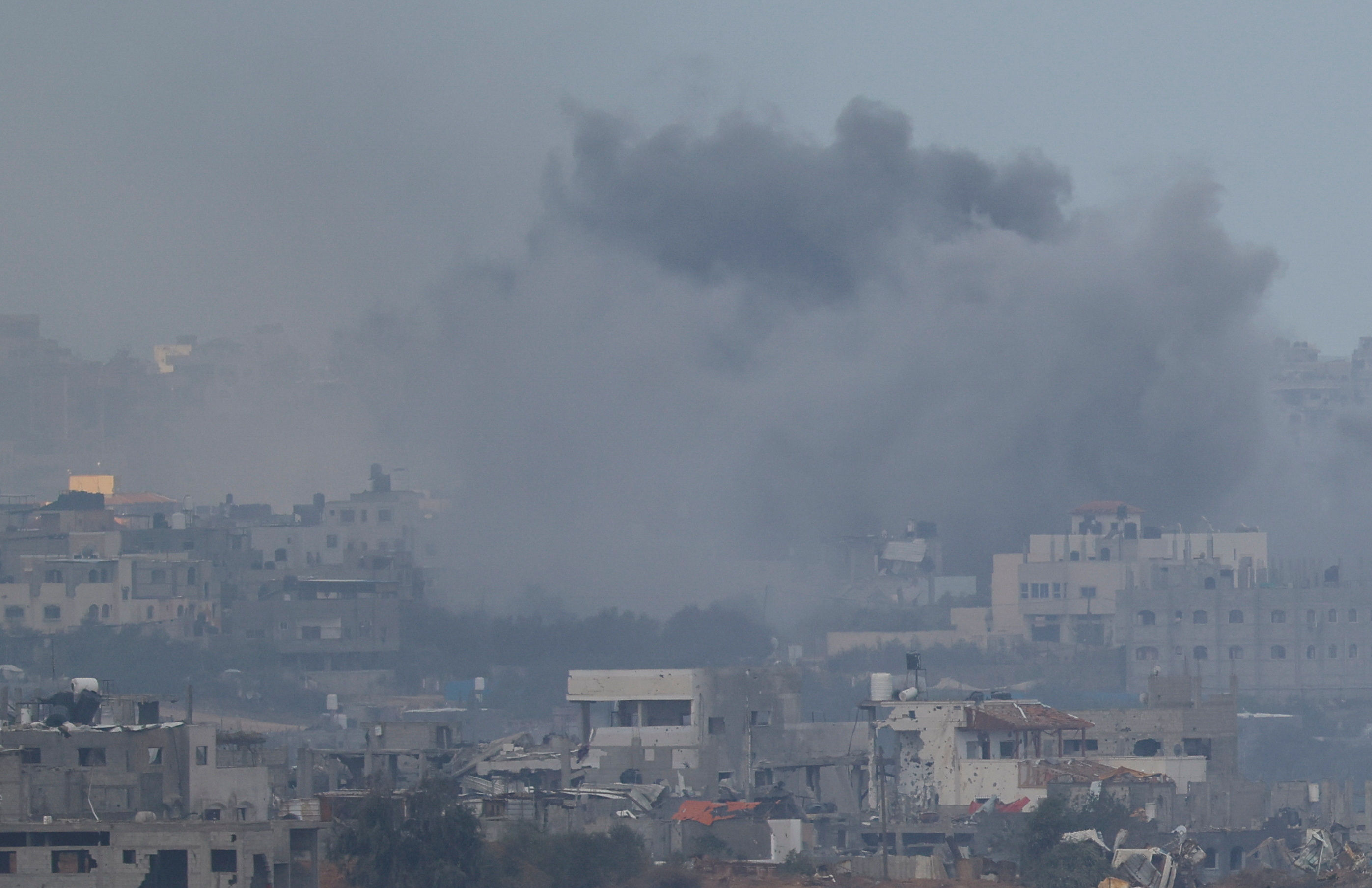 ▲▼以色列國防軍20日空襲加薩走廊南部，煙霧從殘破的建築物中升起。（圖／路透）