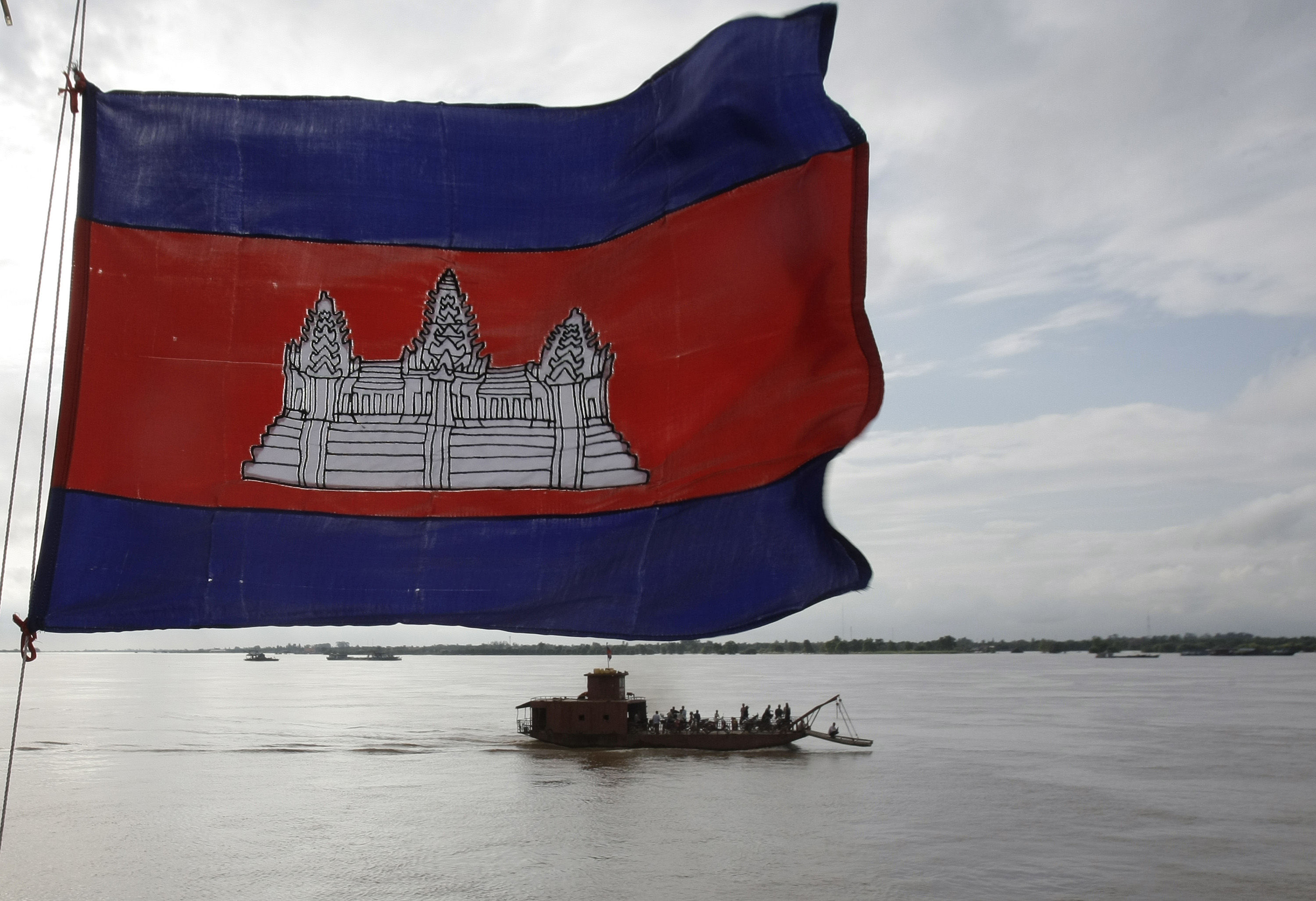 ▲▼柬埔寨國旗在位於金邊以東約50公里的干丹省湄公河河面上飄揚。（圖／達志影像／美聯社）