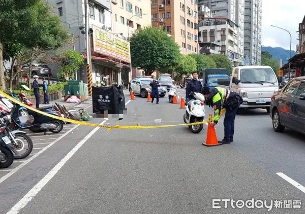 ▲▼新店砂石車輾斃機車騎士肇逃。（圖／記者陳以昇翻攝）