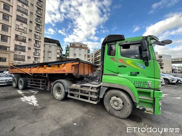 ▲▼新店砂石車輾斃機車騎士肇逃。（圖／記者陳以昇翻攝）