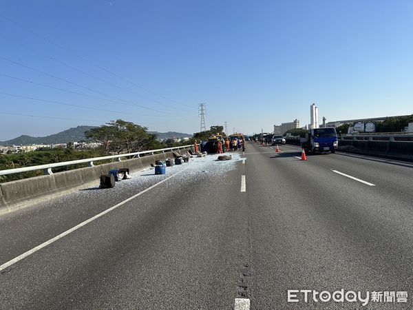 ▲▼高雄小貨車國道爆胎翻車，螺絲撒滿地。（圖／記者吳世龍翻攝）