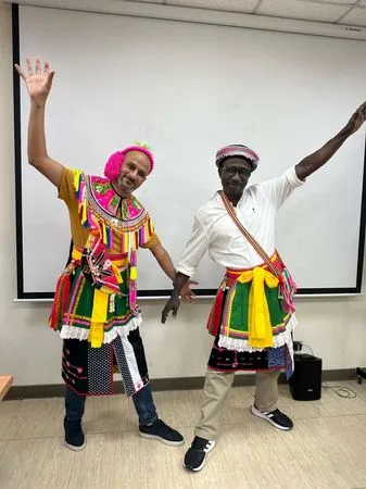 ▲新住民朋友於課程體驗原住民族阿美族傳統服飾。（圖／新竹市政府提供）