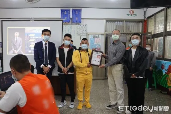 ▲▼更生人張登凱到桃園監獄演講，並接受佳音電台專訪。（圖／張登凱提供）