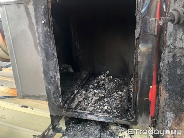 ▲東港豐漁橋附近發生店家火警            。（圖／記者陳崑福翻攝）