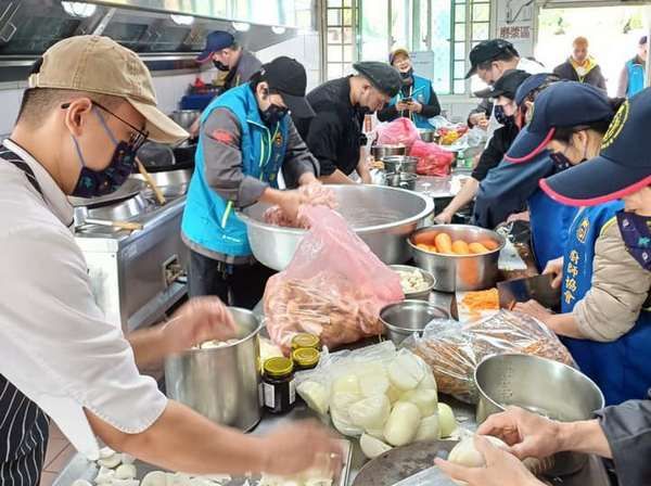 ▲台灣公益廚師協會抵教養院暖心義煮