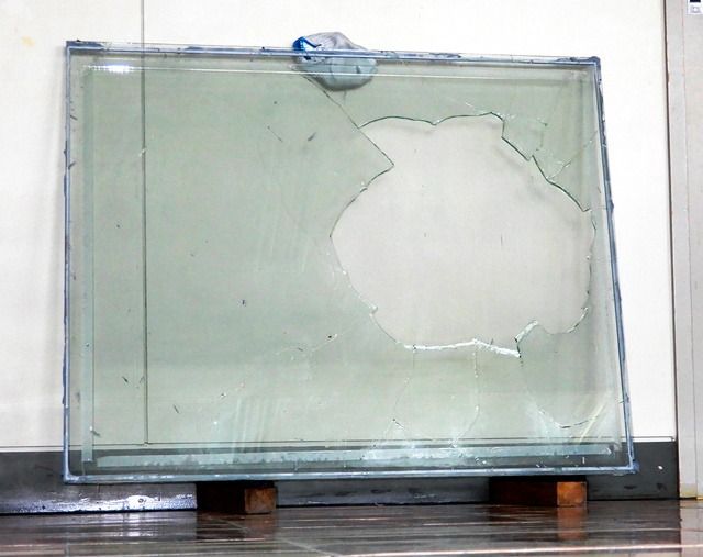 鈴木一朗50歲揮棒打破學校玻璃　校方真的裱起來「膜拜」