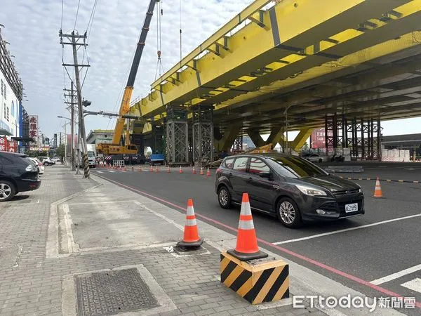 ▲▼100噸「壯漢」吊車撞倒路燈+5台警用監視器　國1聯絡道工程傳插曲。（圖／）