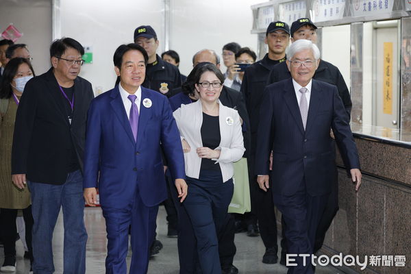 ▲▼民進黨總統參選人賴清德偕同副手人選蕭美琴，21日上午前往中選會進行登記，成為第一組完成正副總統登記參選的候選人組合。（圖／記者湯興漢攝）