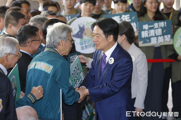 ▲▼民進黨總統參選人賴清德偕同副手人選蕭美琴，21日上午前往中選會進行登記，成為第一組完成正副總統登記參選的候選人組合。（圖／記者湯興漢攝）