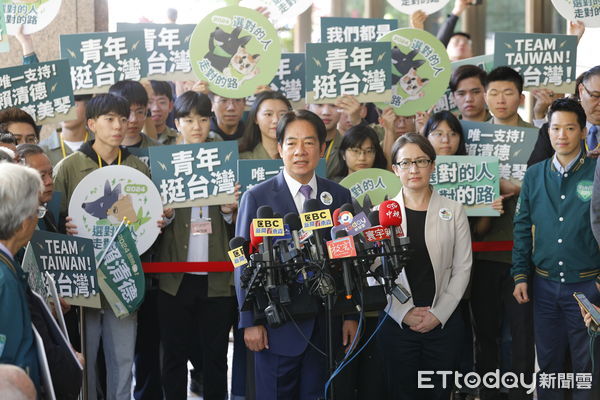 ▲▼民進黨總統參選人賴清德偕同副手人選蕭美琴，21日上午前往中選會進行登記，成為第一組完成正副總統登記參選的候選人組合。（圖／記者湯興漢攝）