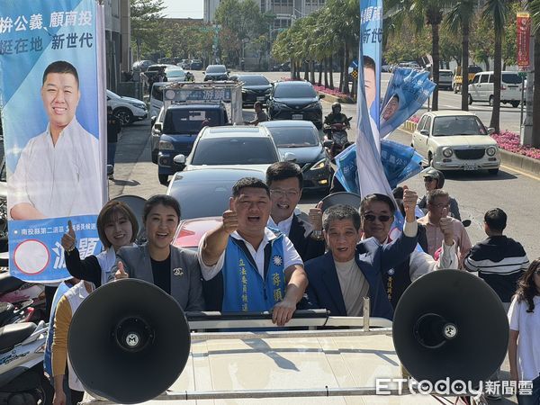 ▲國民黨南投縣議員游顥登記參選立委，縣長許淑華、議長何勝豐、南投市長張嘉哲同台力挺。（圖／游顥競選團隊提供）