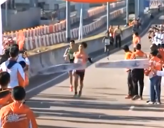 ▲港珠澳大橋馬拉松疑不讓中國冠軍衝線。（圖／翻攝自微博）