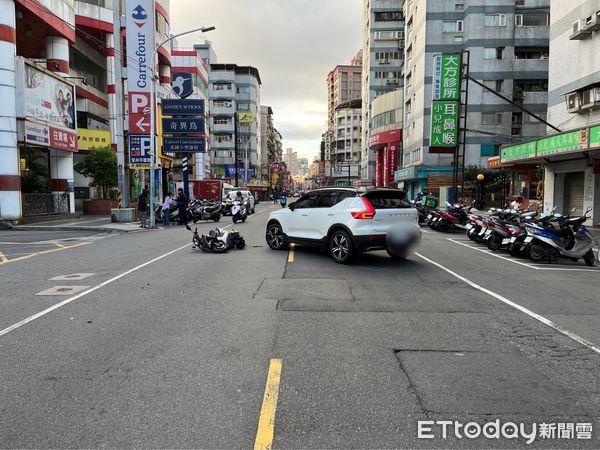 ▲▼監視器拍下曾女開車撞上對向女騎士             。（圖／記者陳以昇翻攝）