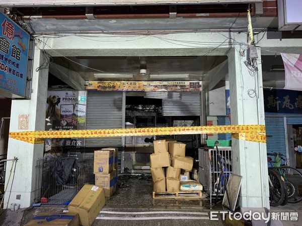 ▲台南市中西區大同路一段一家寵店發生火警，店內約25隻寵物狗遭大火燒死，消防局火調科派員鑑識。（圖／記者林東良翻攝，下同）