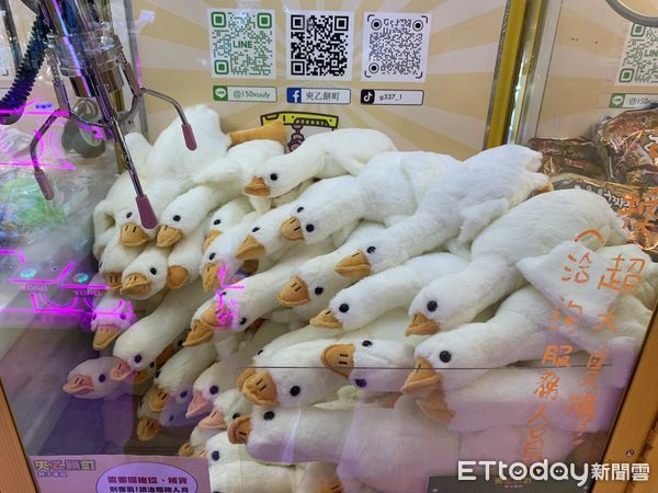 ▲▼嘉義夾娃娃送手機             。（圖／記者翁伊森翻攝）