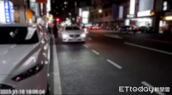 ▲台南市1家補習班崇明分校，違停接送學生，還有專人服務上下車，員警到場錄影，該單位工作人員依然不為所動。（圖／記者林東良翻攝，下同）