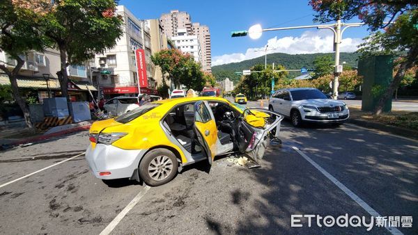 ▲▼             台北市士林區忠誠路二段今(21)日中午12時許發生一起嚴重車禍。（圖／記者黃彥傑攝）